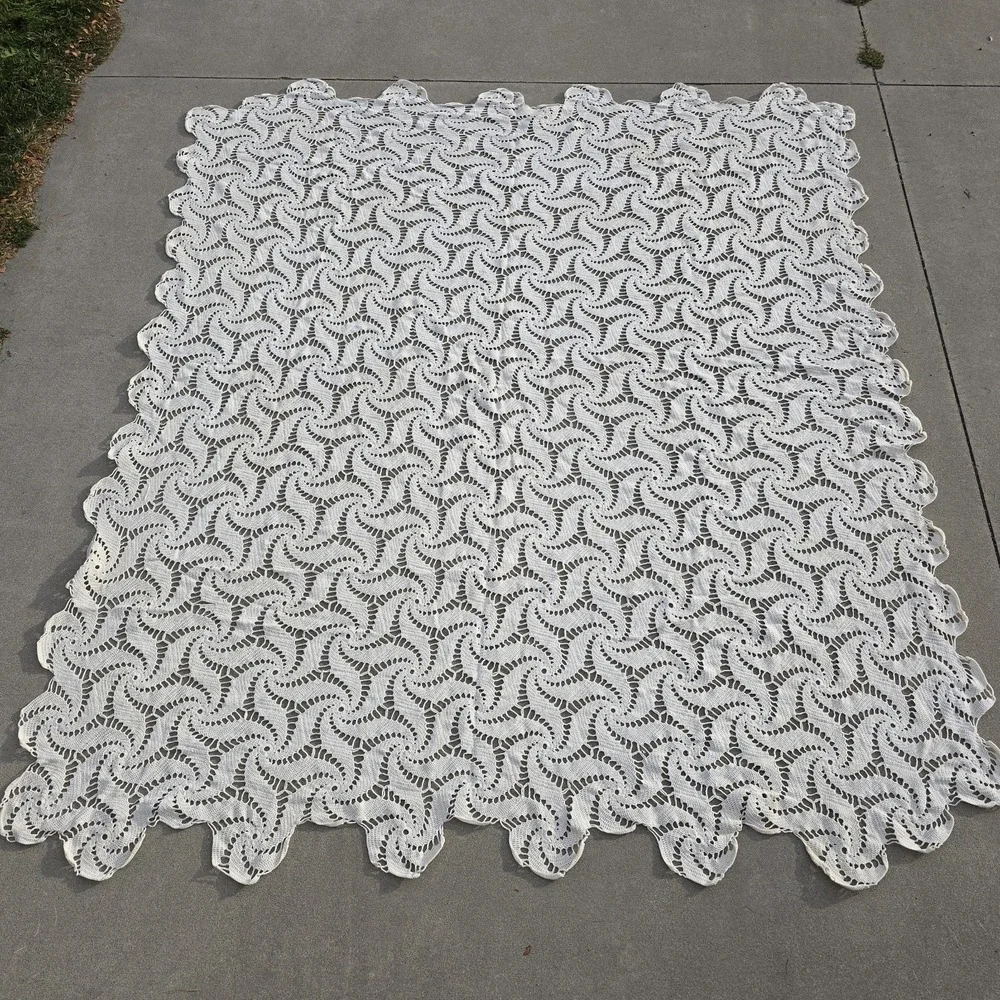 VTG Handmade Crochet Lace Bedspread Spiral Pinwheel Cottagecore 76x86 Full Queen